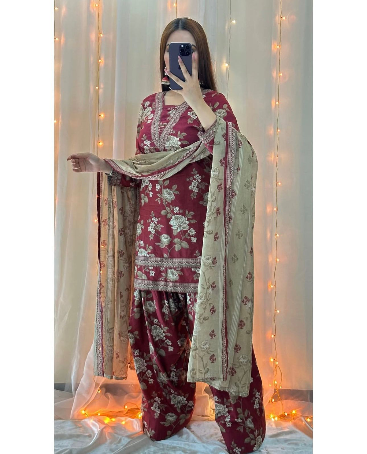 - Premium quality *SELF* swiss  jacquard lilen fabric digital printed shirt and Digital printed trouzer
- chiffon digital printed dupatta
3pc unstitched suit 👗
